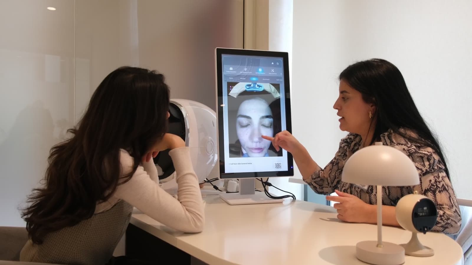 Health Scan sırasında cilt analizi sonuçlarının danışanla incelenmesi